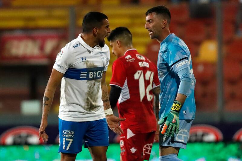 Branco Ampuero y Nicolás Peranic discuten en el compromiso de la UC y Ñublense. Foto: Aton.