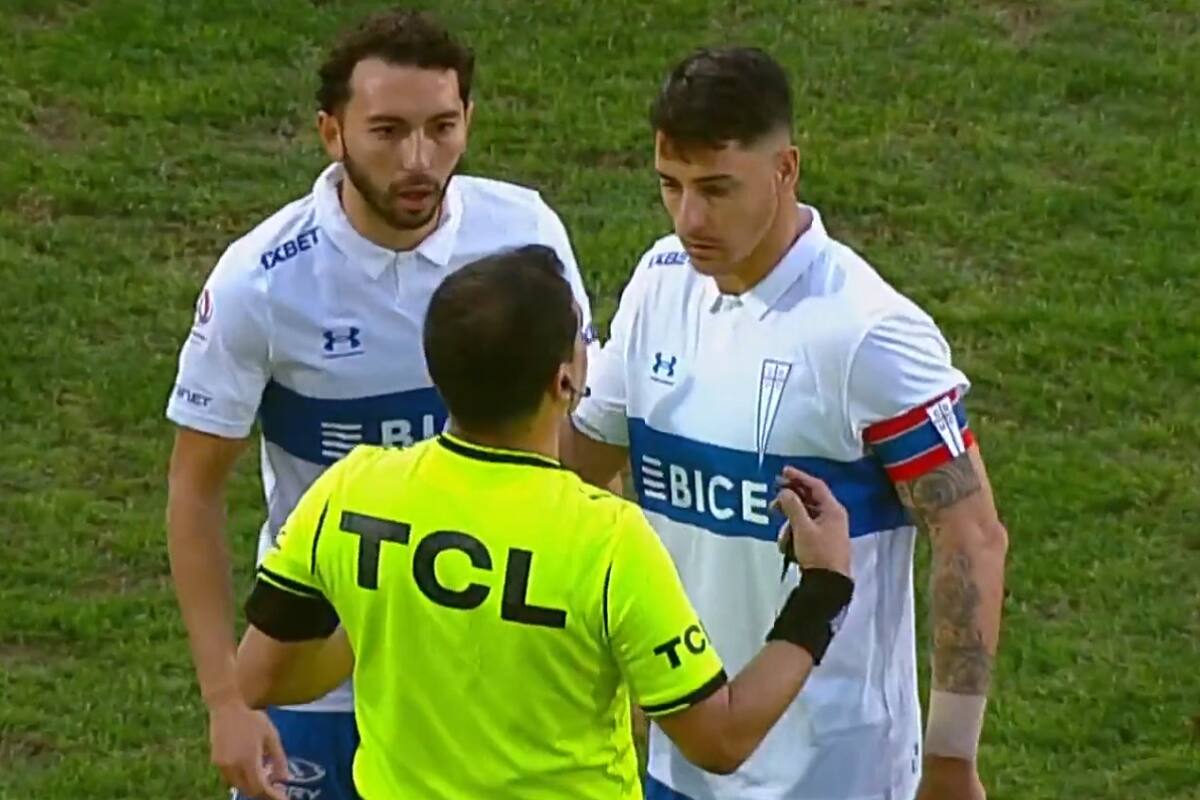 Los jugadores Cruzados reclamaron al juez tras un gol anulado a Clemente Montes.