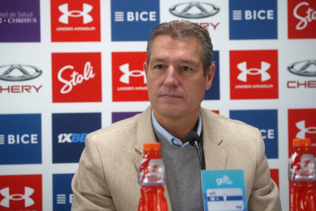 El gerente deporivo de la UC, José María Buljubasich, en la conferencia de prensa de presentación del DT Nicolás Núñez. Foto: Aton.