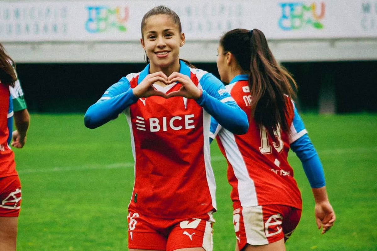 Las Cruzadas derrotaron a Deportes Temuco en La Araucanía. Pamela Cabezas (en la foto) celebra uno de los goles de las Cruzadas. Foto: @cruzadasoficial en Instagram.