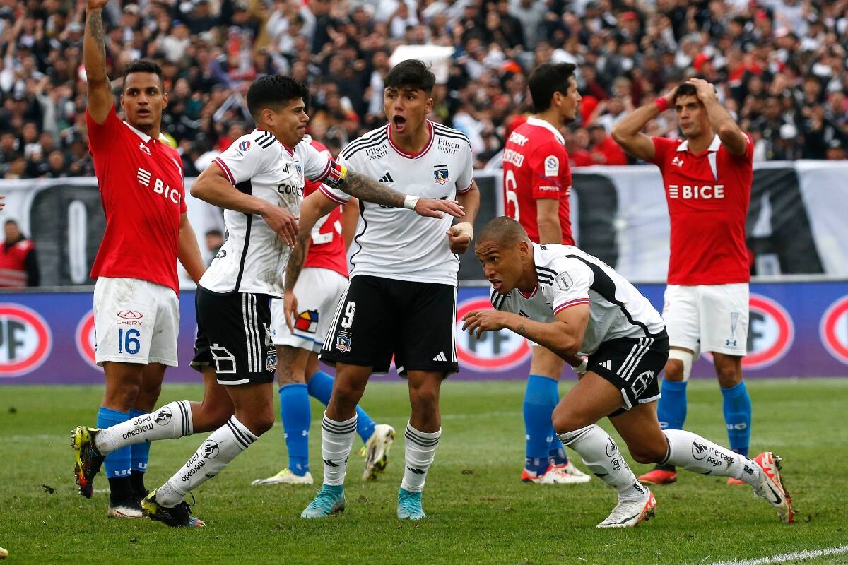 cayendo ante Colo Colo en el Estadio Monumental.