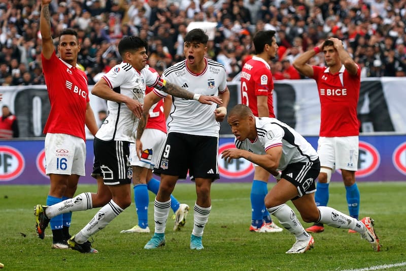 cayendo ante Colo Colo en el Estadio Monumental.
