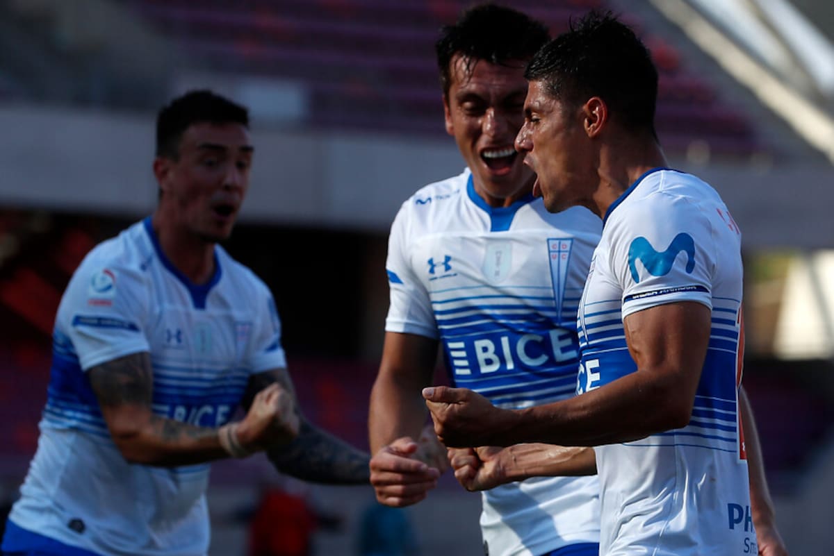 Gastón Lezcano, Juan Cornejo y Tomás Asta-Buruaga celebrando un gol de la UC. Foto: Aton.