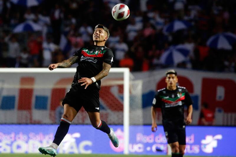 Estaría negociando con un ex jugador de Colo Colo. Foto: Jonnathan Oyarzun/Photosport