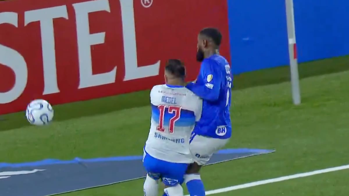 VIDEO | ¿Era penal? La polémica jugada que desató la furia de los hinchas de la UC en el empate ante Cruzeiro