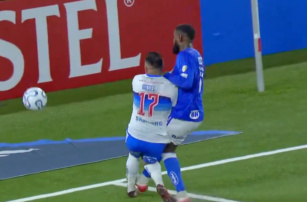 VIDEO | ¿Era penal? La polémica jugada que desató la furia de los hinchas de la UC en el empate ante Cruzeiro