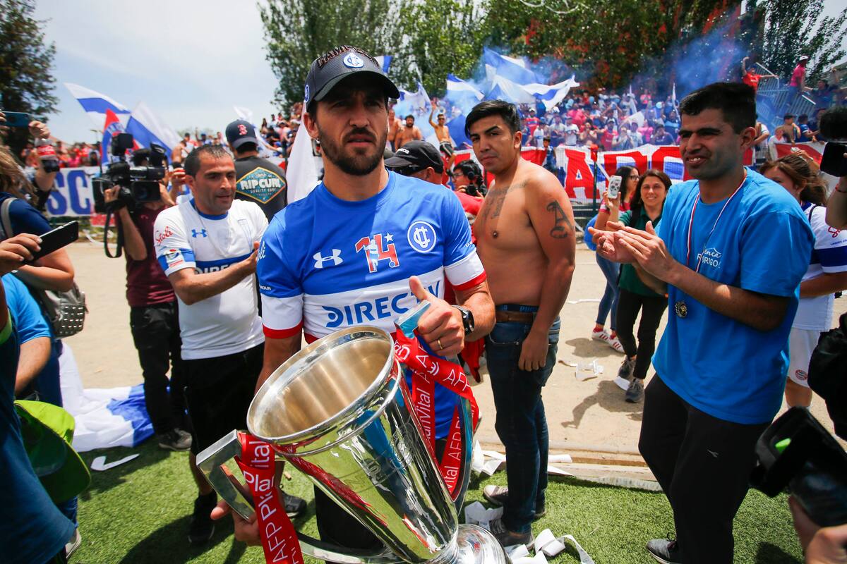 Santiago, 02 de diciembre 2019
Plantel de Universidad Catlica, celebra su estrella numero 14 en el Estadio Municipal de Renca. En la fotografa, Jose Pedro Fuenzalida.
Ramon Monroy/Photosport