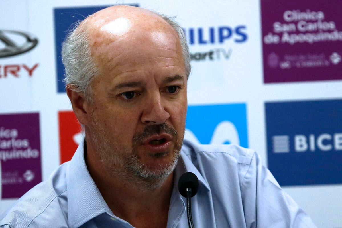 Santiago, 6 de enero 2020
Presentación del refuerzo de Universidad Católica, Tomás Asta-Buruaga. El refuerzo estará acompañado del Presidente de Cruzados, Juan Tagle y el Gerente Deportivo de la institución, José María Buljubasich
Javier Salvo / Photosport