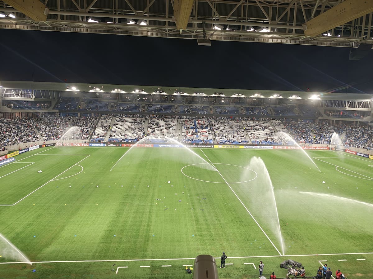 Así se mojó la cancha del Claro Arena. Foto: AZZ.