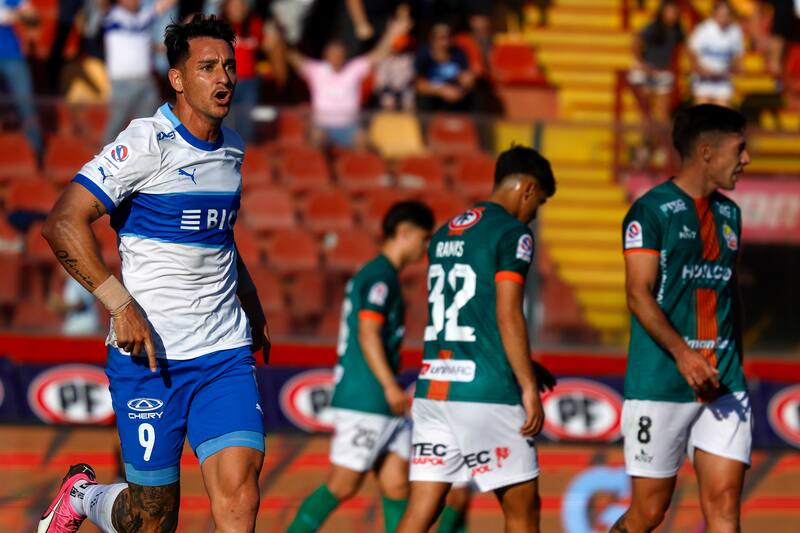 El jugador de Universidad Catolica Fernando Zampedri celebra su gol contra Cobresal.