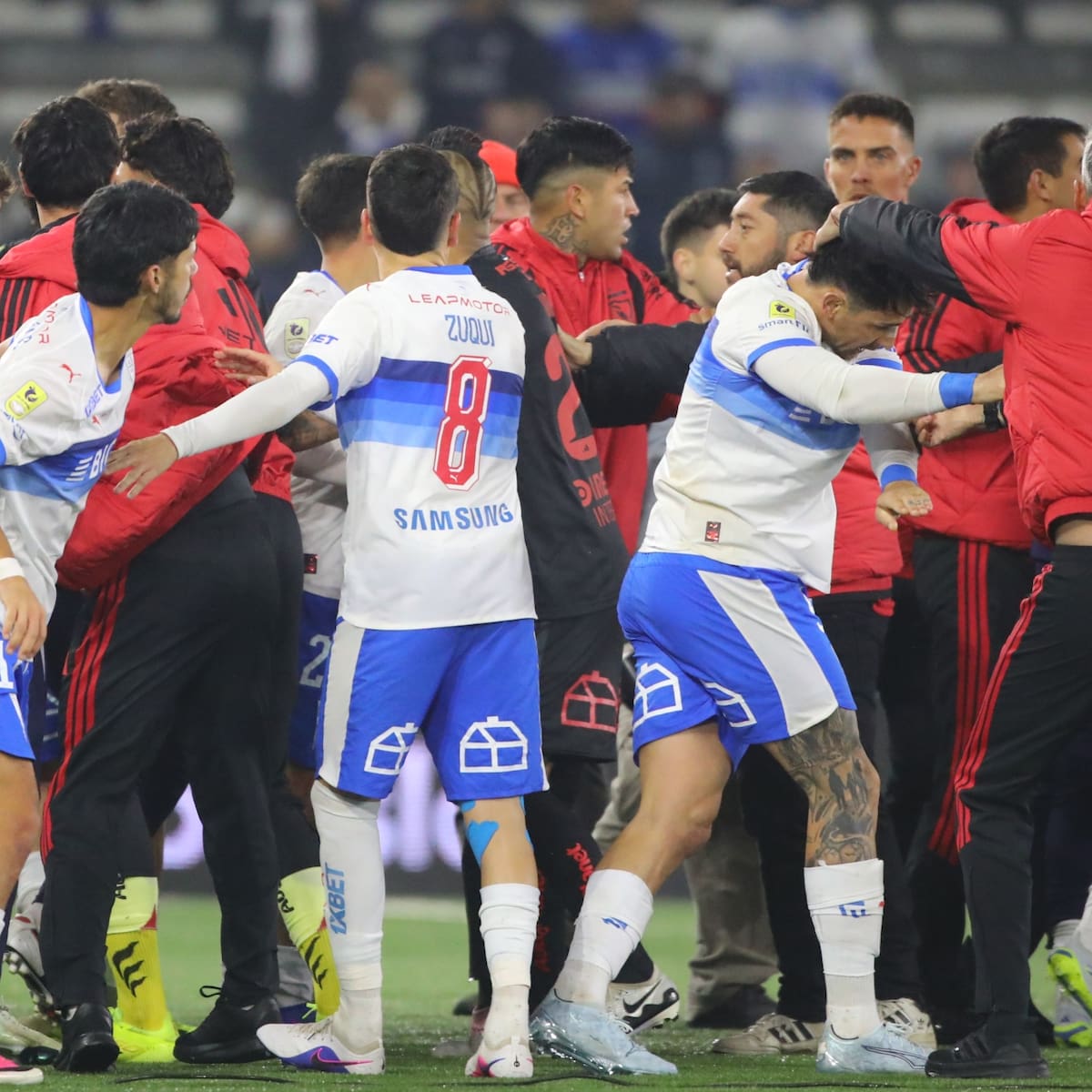 Revelan gesto de Javier Correa que provocó la pelea entre los jugadores de Colo-Colo y la UC en el Claro Arena