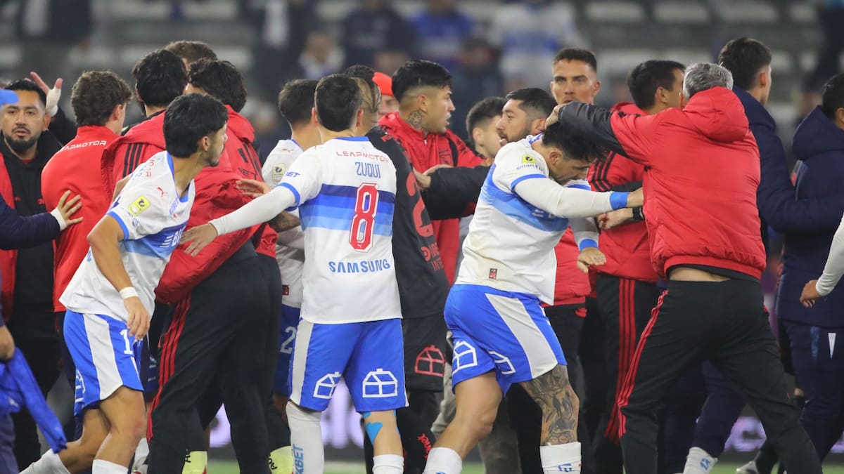 Revelan gesto de Javier Correa que provocó la pelea entre los jugadores de Colo-Colo y la UC en el Claro Arena