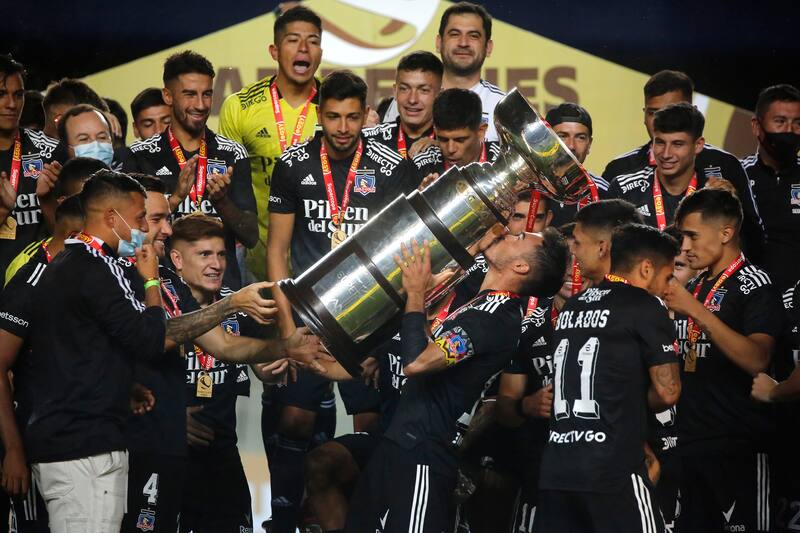 Colo Colo levantando la Supercopa 2022