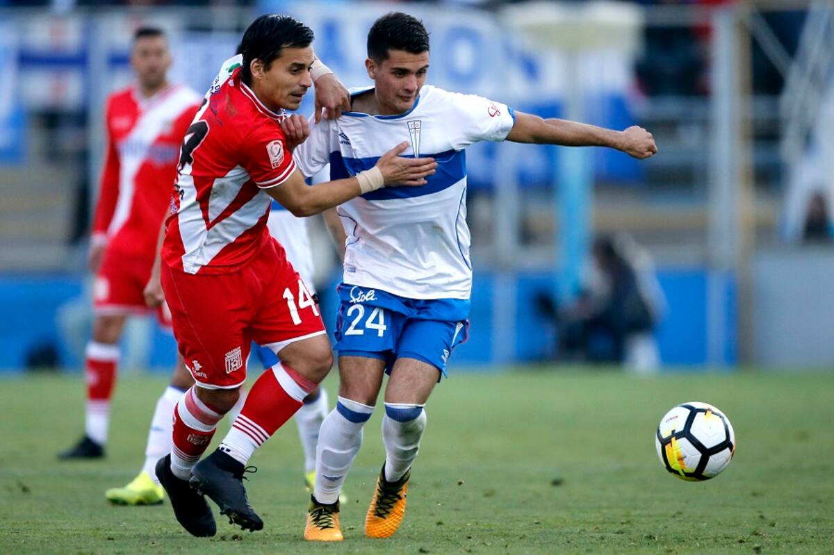 Futbol, Universidad Catolica vs Curico Unido
Vigesima fecha, campeonato nacional 2018.
El jugador de Universidad Catolica Ignacio Saavedra, centro, disputa el balon con Carlos Espinoza de Curico Unido durante el partido de primera division en el estadio San Carlos de Apoquindo de Santiago de Chile.
19/08/2018
Andres Pina/Photosport
Football, Universidad Catolica vs Curico Unido
20th date, National Championship 2018
Universidad Catolica's player Ignacio Saavedra, center, battles for the ball against Carlos Espinoza of Curico Unido during the first division football match held at the San Carlos de Apoquindo stadium in Santiago, Chile.
19/08/2018
Andres Pina/Photosport