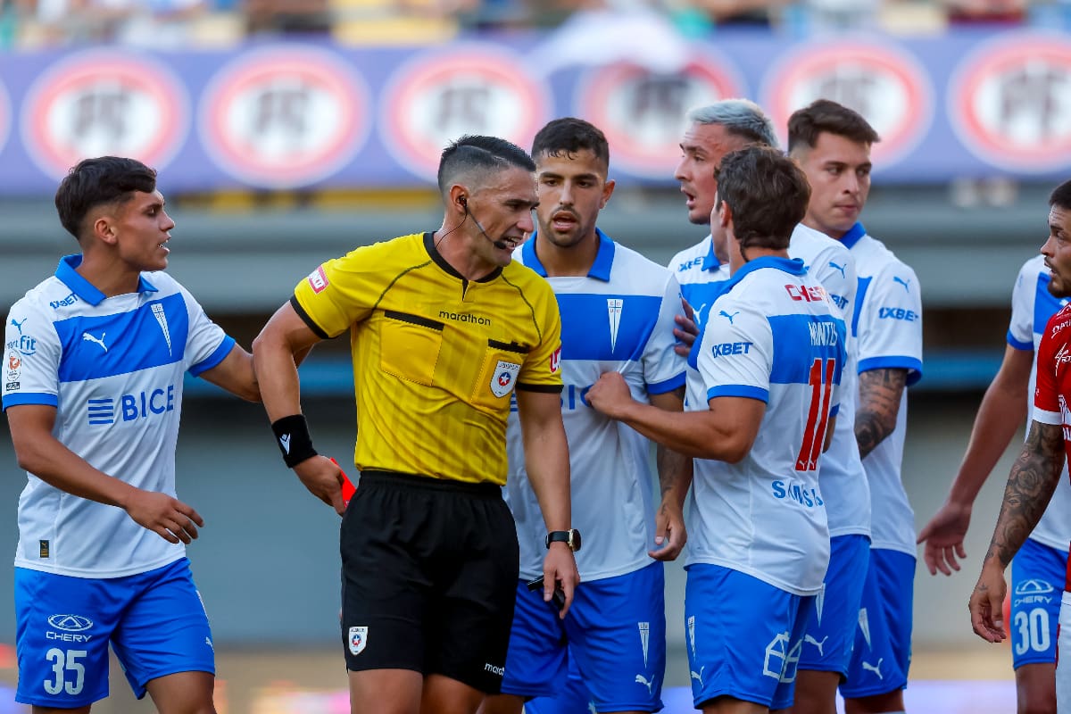 El partido de este sábado tuvo varias polémicas: un expulsado por equipo, además de la roja al técnico Tiago Nunes y el gol anulado a Steffan Pino. (Foto: Aton)