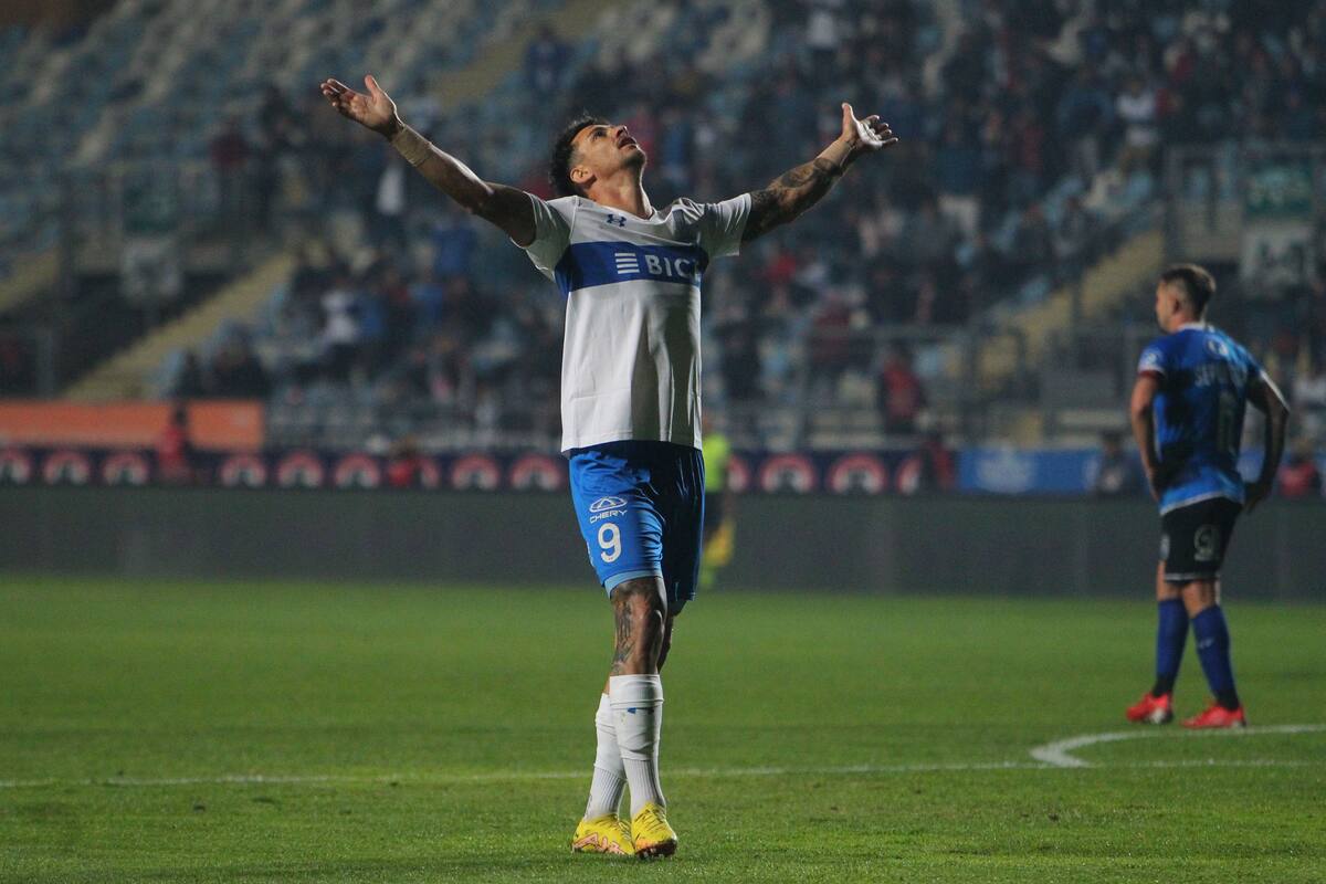 Zampedri sigue haciendo historia en la UC. Foto: Agencia Aton.