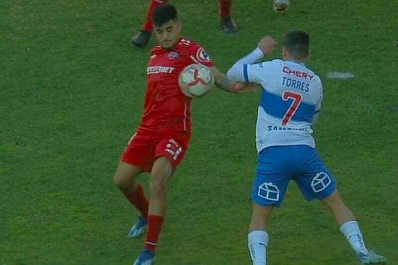 La mano en el área de Jovanny Campusano que el juez Juan Lara sancionó como penal favorable a la UC.