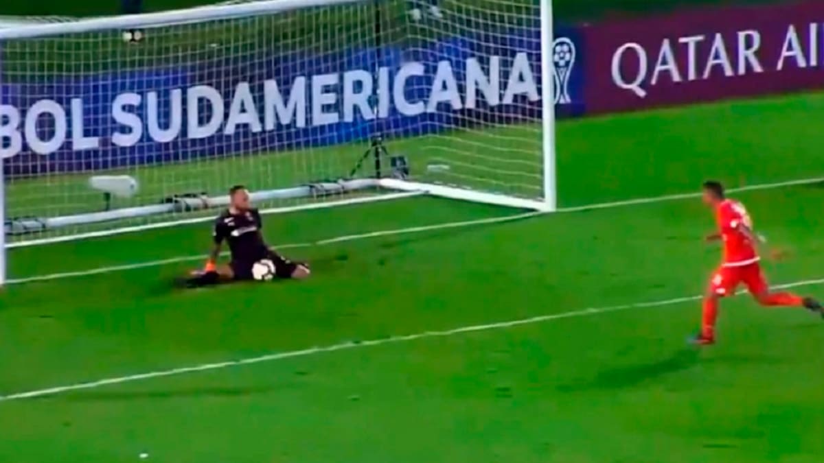 Jugador intentó lucirse con penal a lo "Panenka" y el arquero rival lo humilló con la atajada
