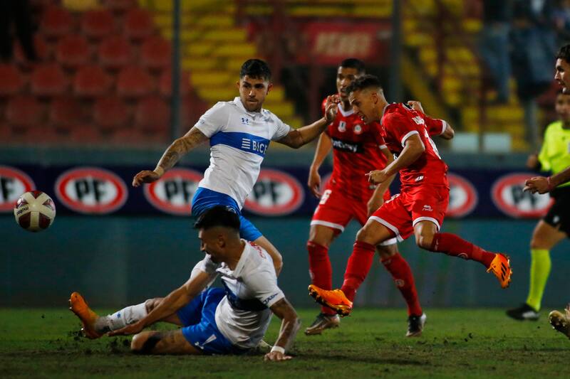 "Cruzados" y "Cementeros" no se sacan ventaja en el estadio Santa Laura.
Marcelo Hernandez/Photosport