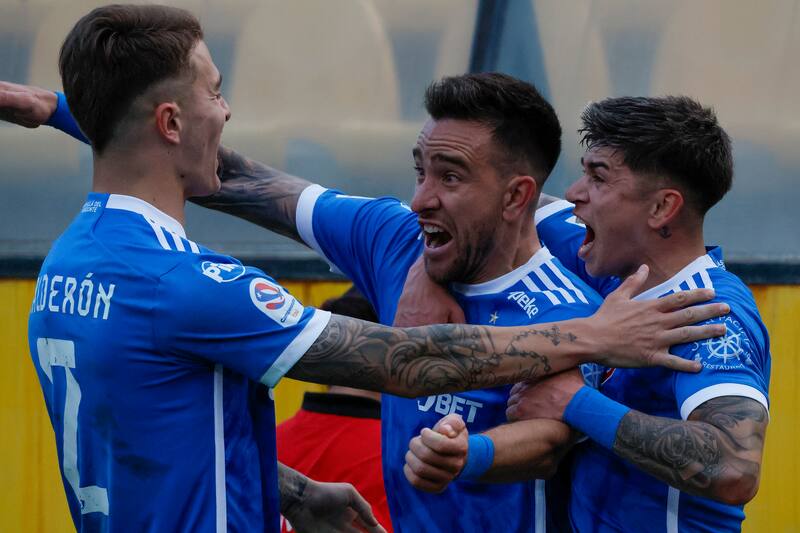 celebra con sus companeros tras marcar un gol.