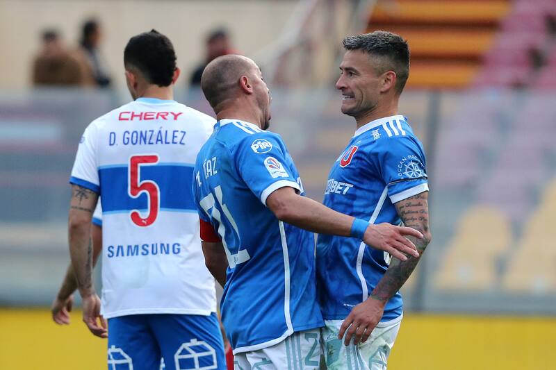 El jugador de Universidad de Chile, Charles Aranguiz celebra su gol contra Universidad Catolica.