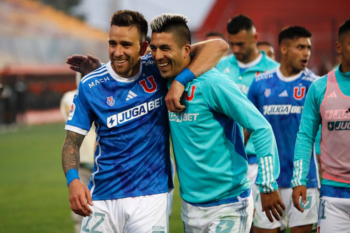 Los jugadores de Universidad de Chile celebran la victoria contra de Universidad Catolica.