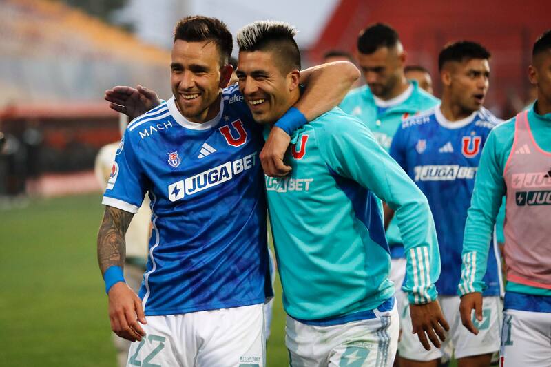 Los jugadores de Universidad de Chile celebran la victoria contra de Universidad Catolica.