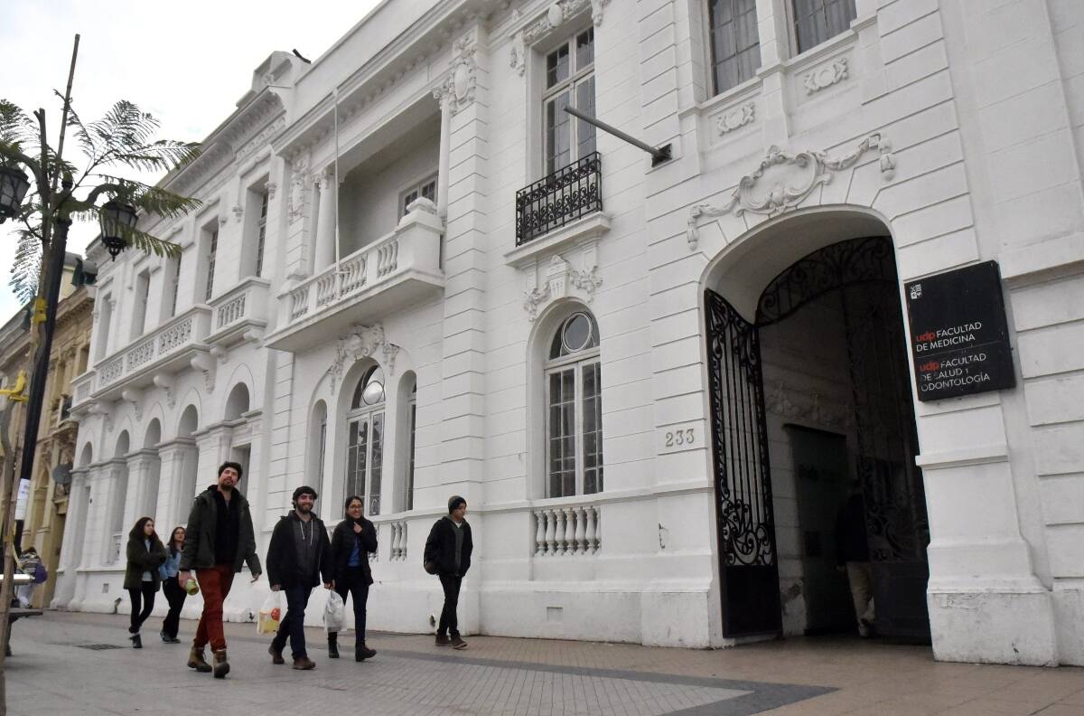 Rector de histórica universidad chilena acude a la justicia para conseguir más tiempo de acreditación
