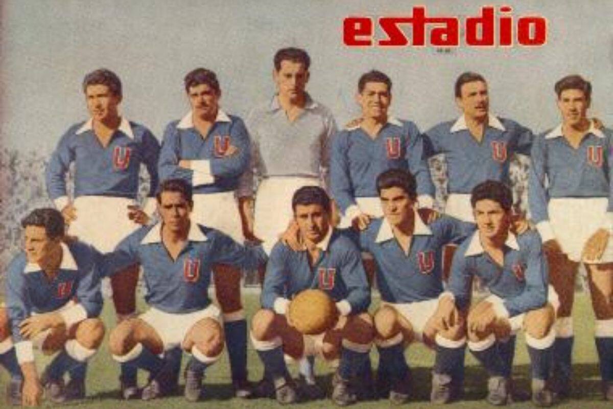 La U en 1956. Óscar Meléndez es el segundo de derecha a izquierda, agachado, al lado de Leonel Sánchez. Foto: Archivo Revista Estadio.