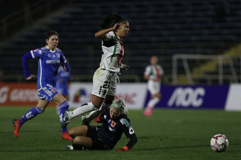 La arquera de las Leonas, Abigail Chaves, derribó a Paloma Bustamante fuera de su área, pero no fue expulsada. Foto: Palestino.