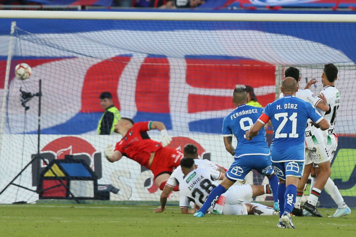 No aguantó: guardia de seguridad se volvió viral tras celebrar con todo el gol de la U ante Palestino. Foto: Aton.