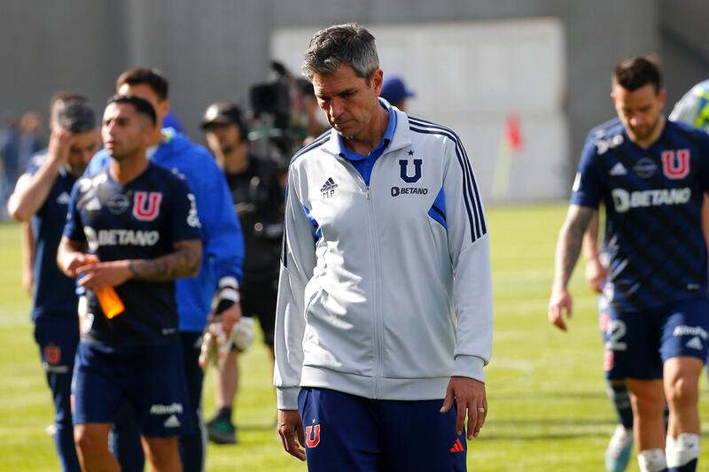 Mauricio Pellegrino, director técnico de los azules, tras una derrota de la U. Foto: Aton.
