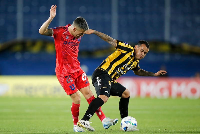 Álvarez reveló el motivo de la salida de Charles Aránguiz ante Guaraní. Foto: Aton.