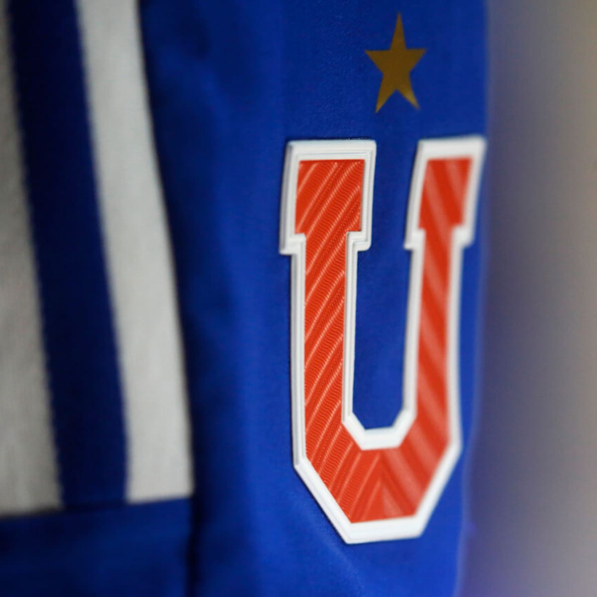 Roja y con un chuncho gigantesco: filtran la tercera camiseta de la U para este 2026