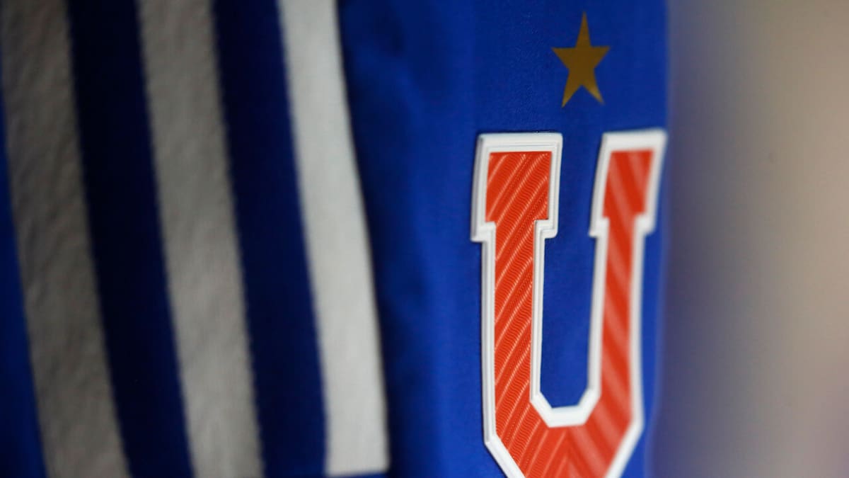 Roja y con un chuncho gigantesco: filtran la tercera camiseta de la U para este 2026