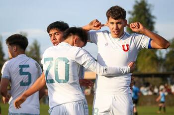 El delantero que ilusiona a la U: tiene 17 años, mide 1.90 y ha marcado 30 goles en los últimos 18 meses