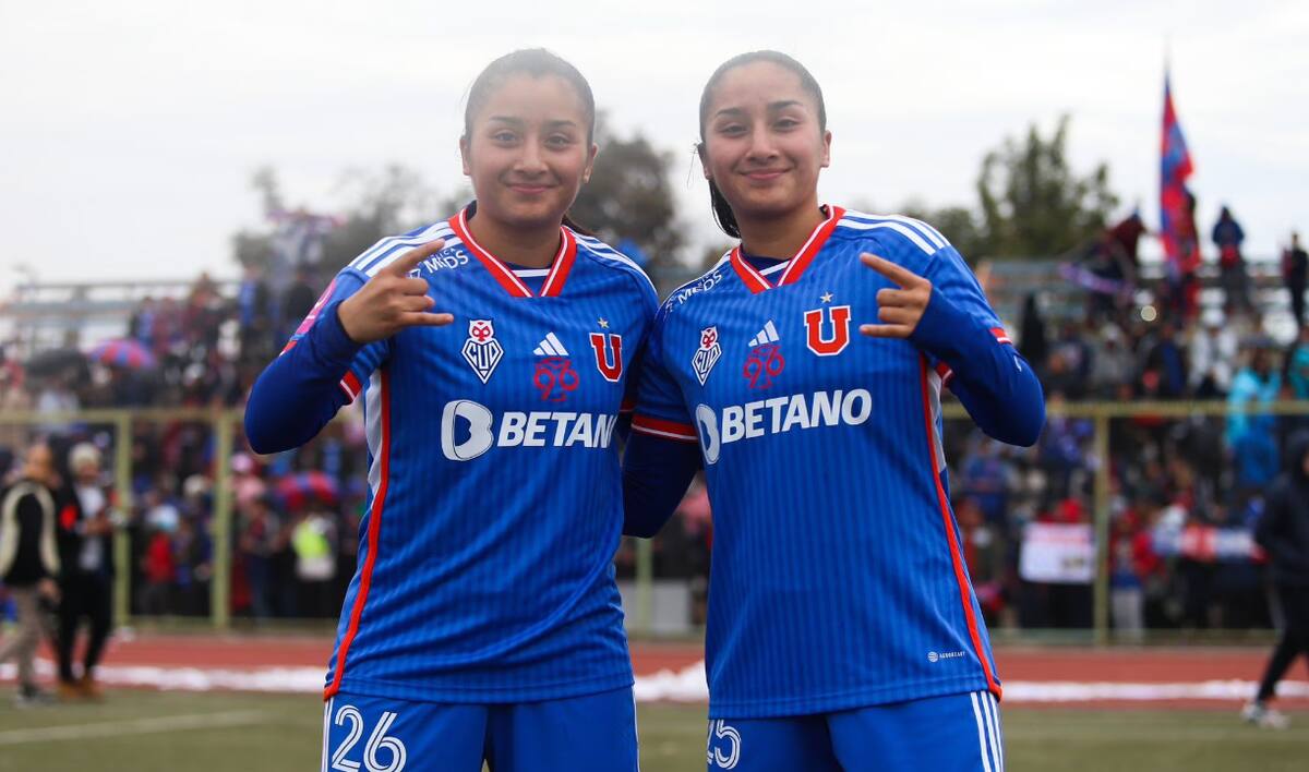 Arantza y Grettel Suazo con la camiseta de Universidad de Chile.