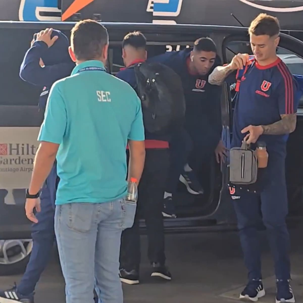 VIDEO | Jugadores de la U llegan en furgones al Nacional tras panne del bus que los trasladaba