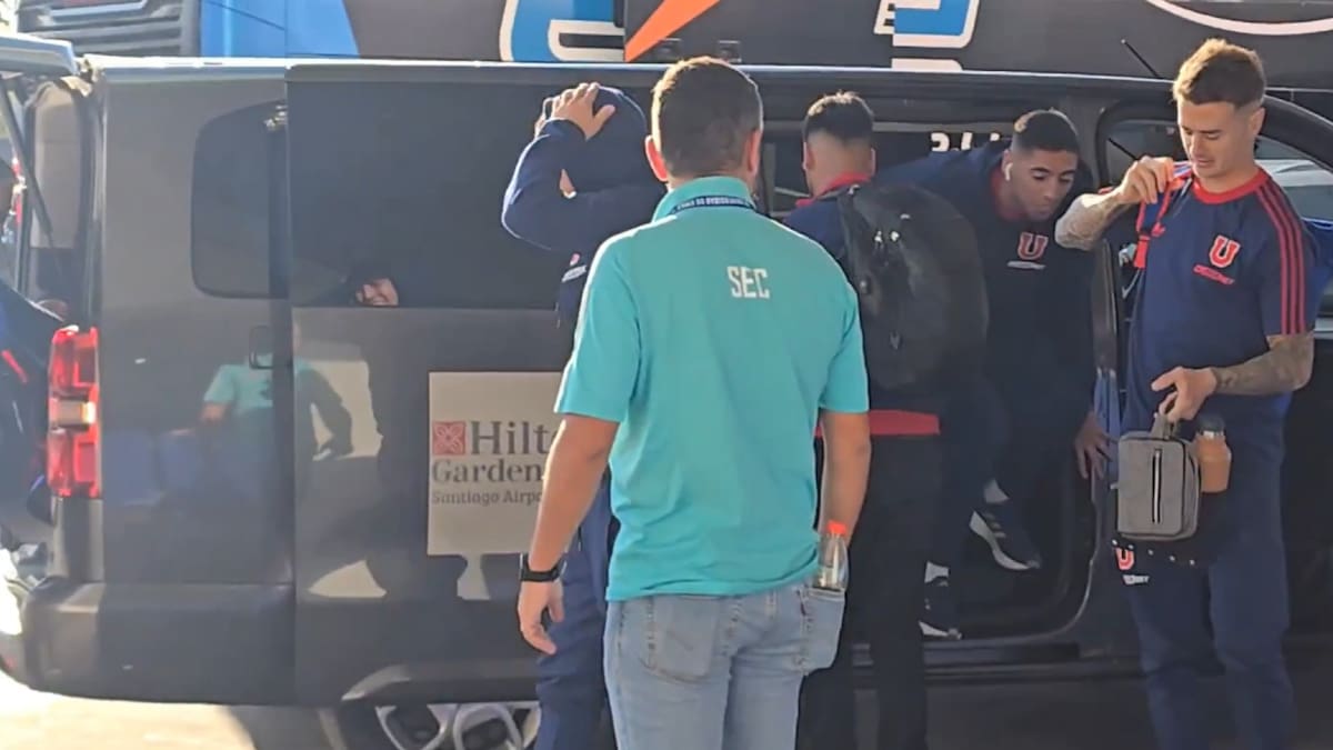 VIDEO | Jugadores de la U llegan en furgones al Nacional tras panne del bus que los trasladaba