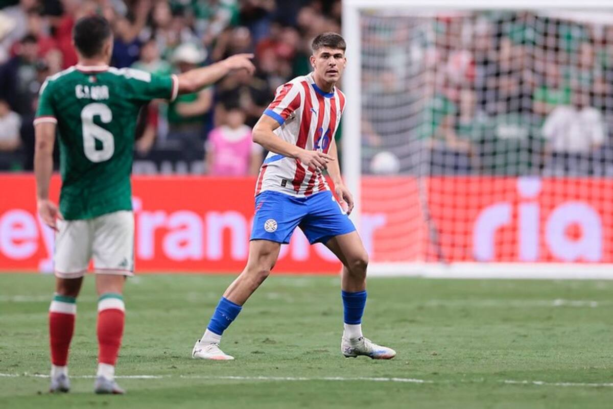 Lucas Romero, volante paraguayo que tiene conversaciones para llegar a los azules.