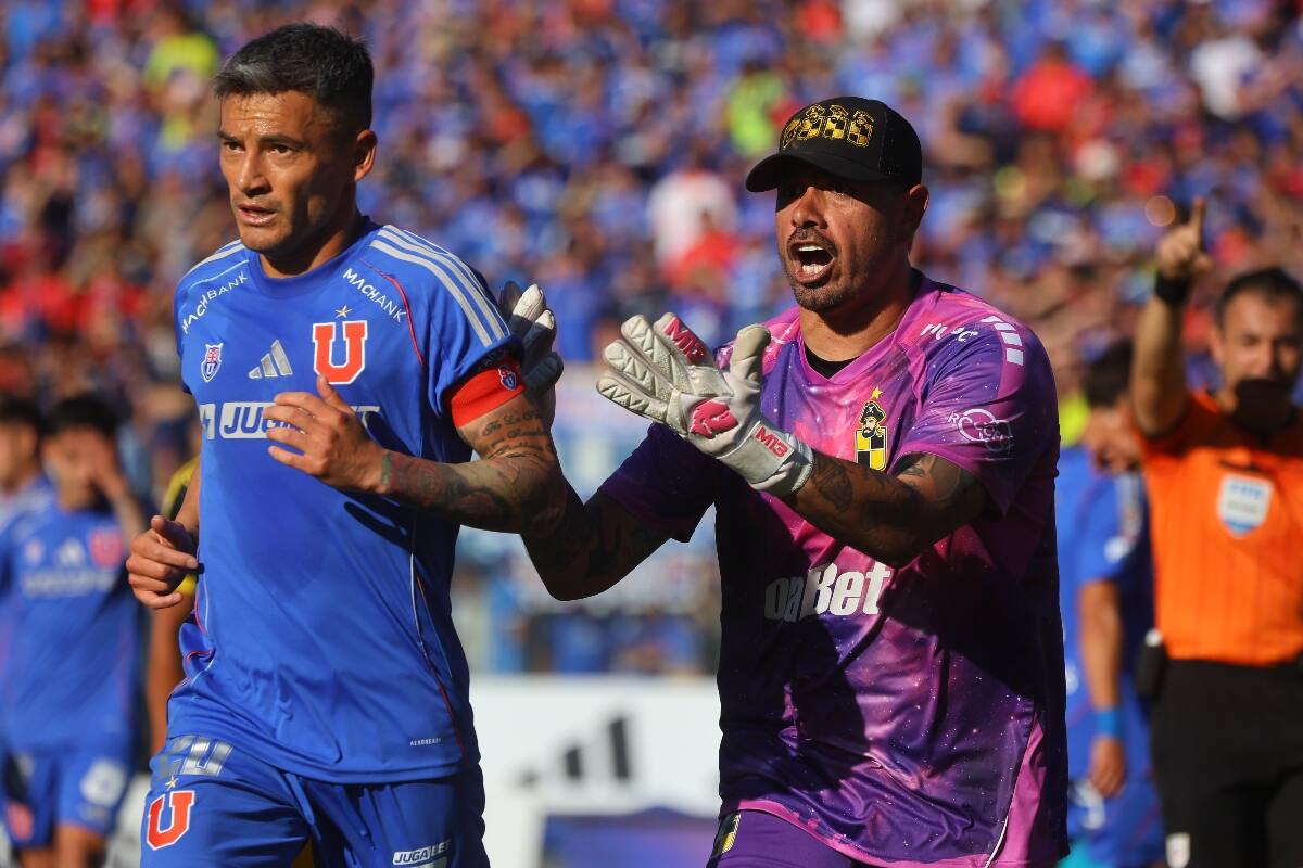 Empate azul que dejó a Charles Aránguiz como la máxima figura del cotejo. Foto: Aton.