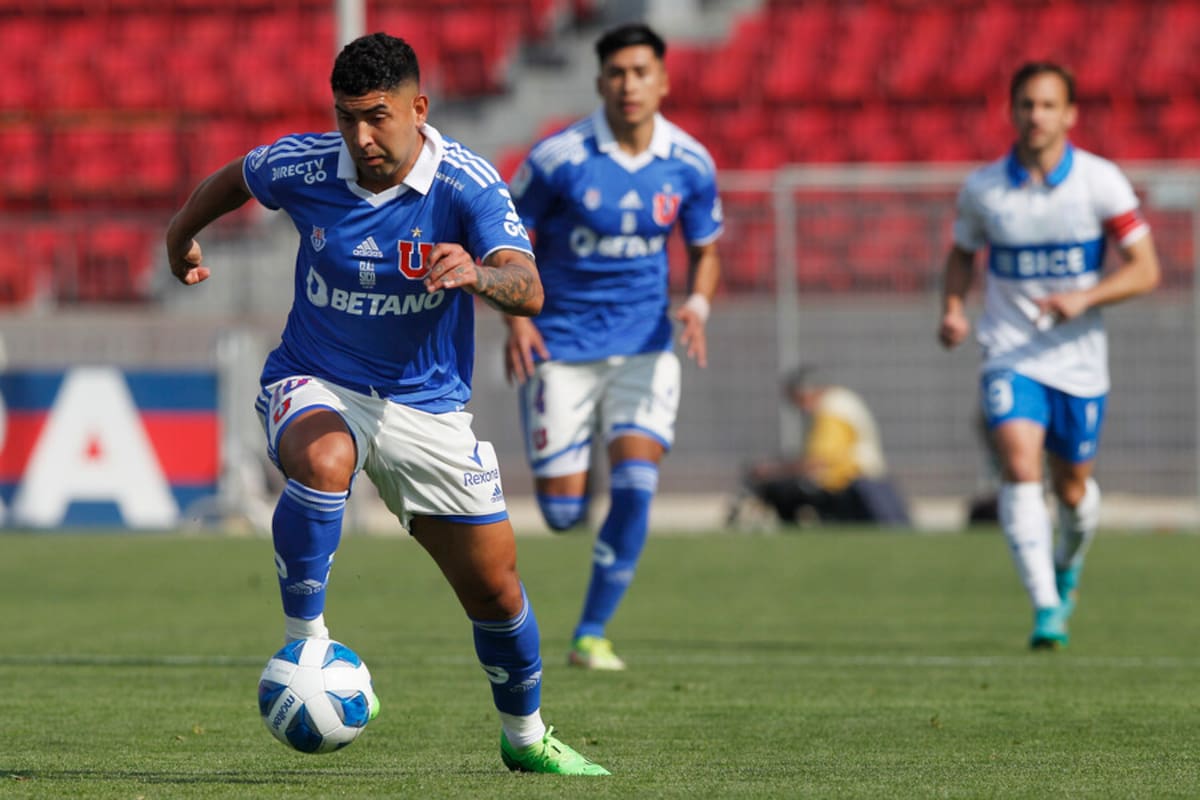 Jeisson Vargas en el duelo de la U frente a la UC en la temporada 2022. Foto: Aton.