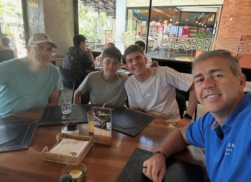 Regis Marques junto a Lucas Romero, jugador que pretende Universidad de Chile.