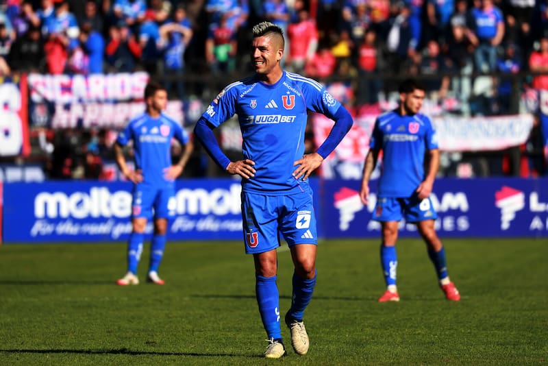Leandro Fernández vive su momento más difícil en la U: cortado para 2026 y no entrenó a la par del plantel. Foto: Aton.