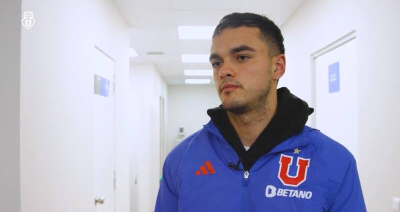 Hinchas de la U critican el semblante de Vicente Fernández.