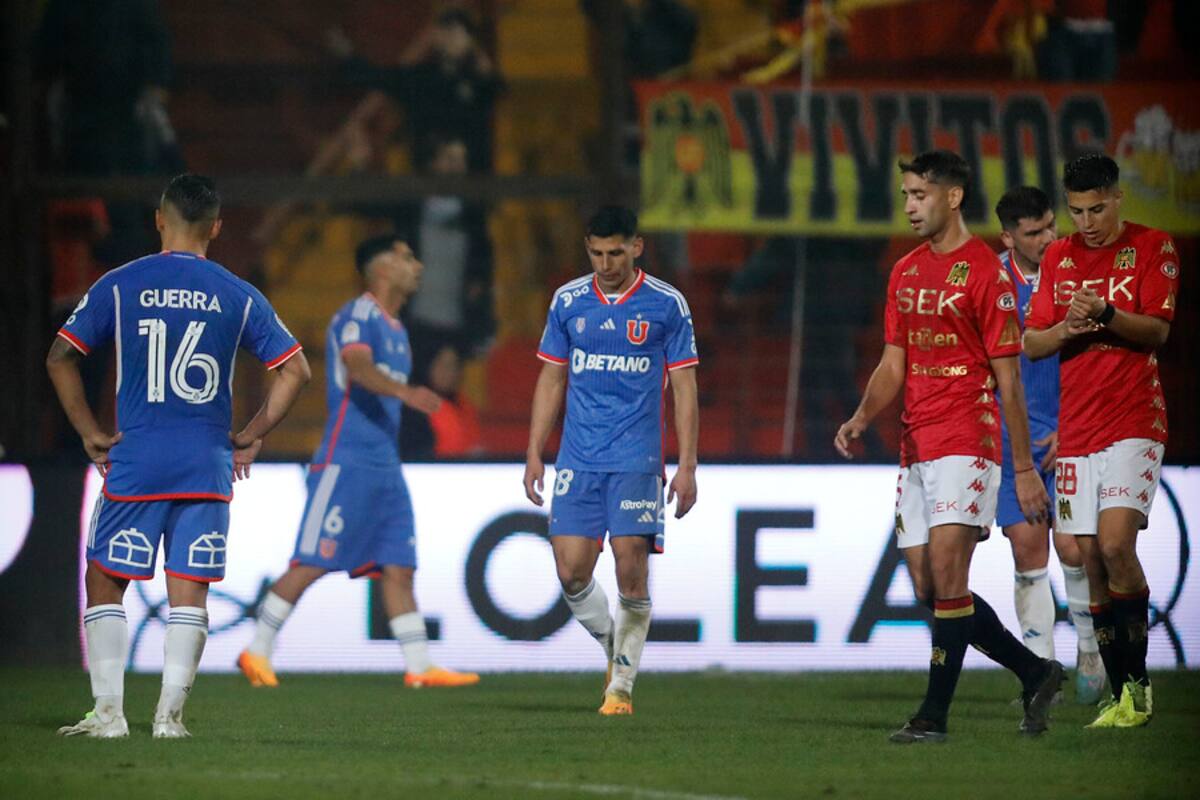 Israel Poblete apesadumbrado tras las derrota de la U. Foto: Aton.