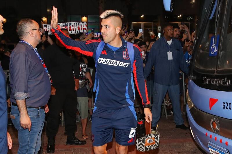 Cientos de hinchas azules recibieron a la U ayer domingo en Río de Janeiro. Foto: @udechile
