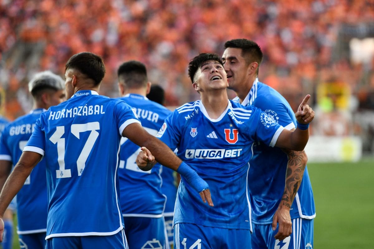 La U viene de derrotar a Cobreloa en Calama. Un escollo complicado, para prolongar su racha invicta en Primera División 2024. Foto: Agencia Aton.
