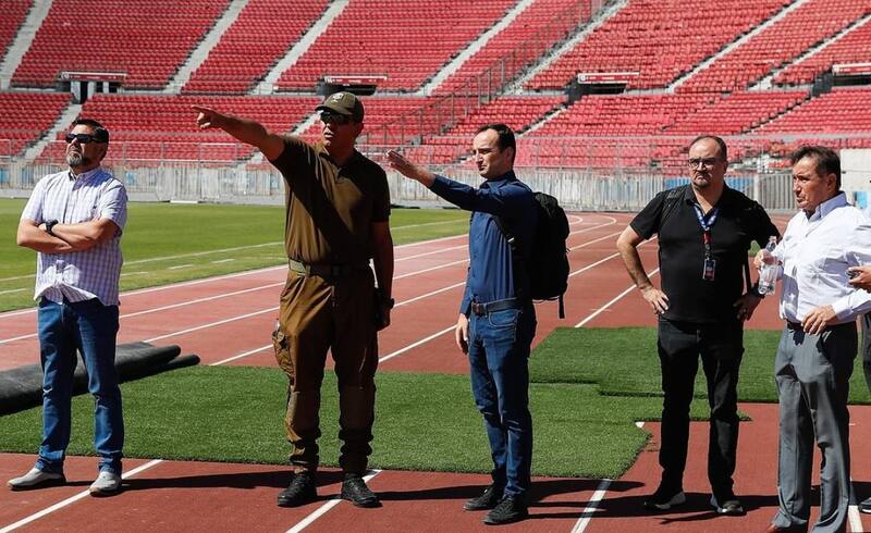 El gerente general de Azul Azul, Ignacio Asenjo, conversa con autoridades en el Estadio Nacional.