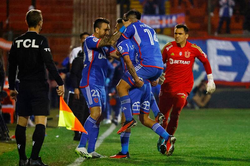 Jugadores de la U tras el segundo gol azul en el partido contra Audax Italiano. Foto: Aton.